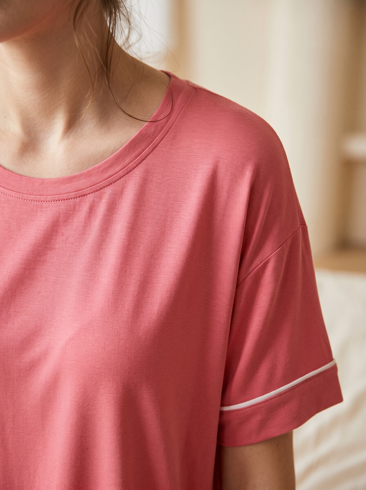 Detalle de la camiseta coral