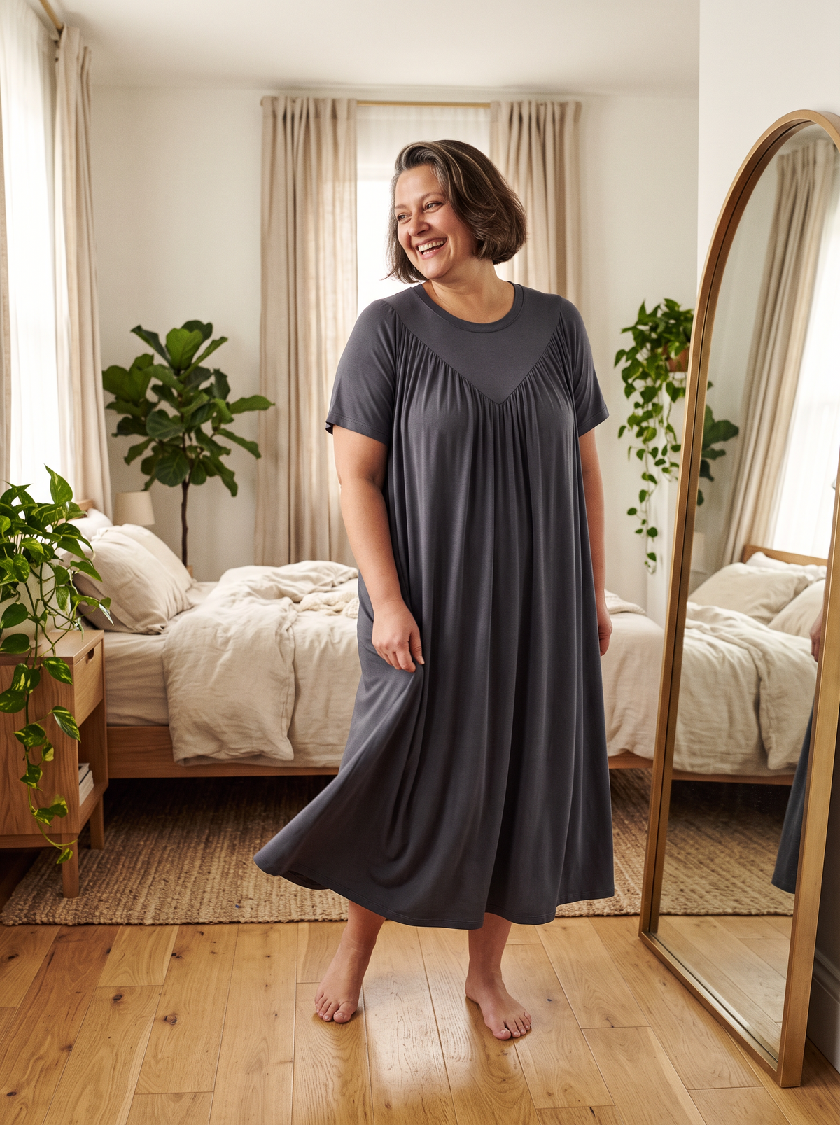 Camisón Frescor antracita frente al espejo