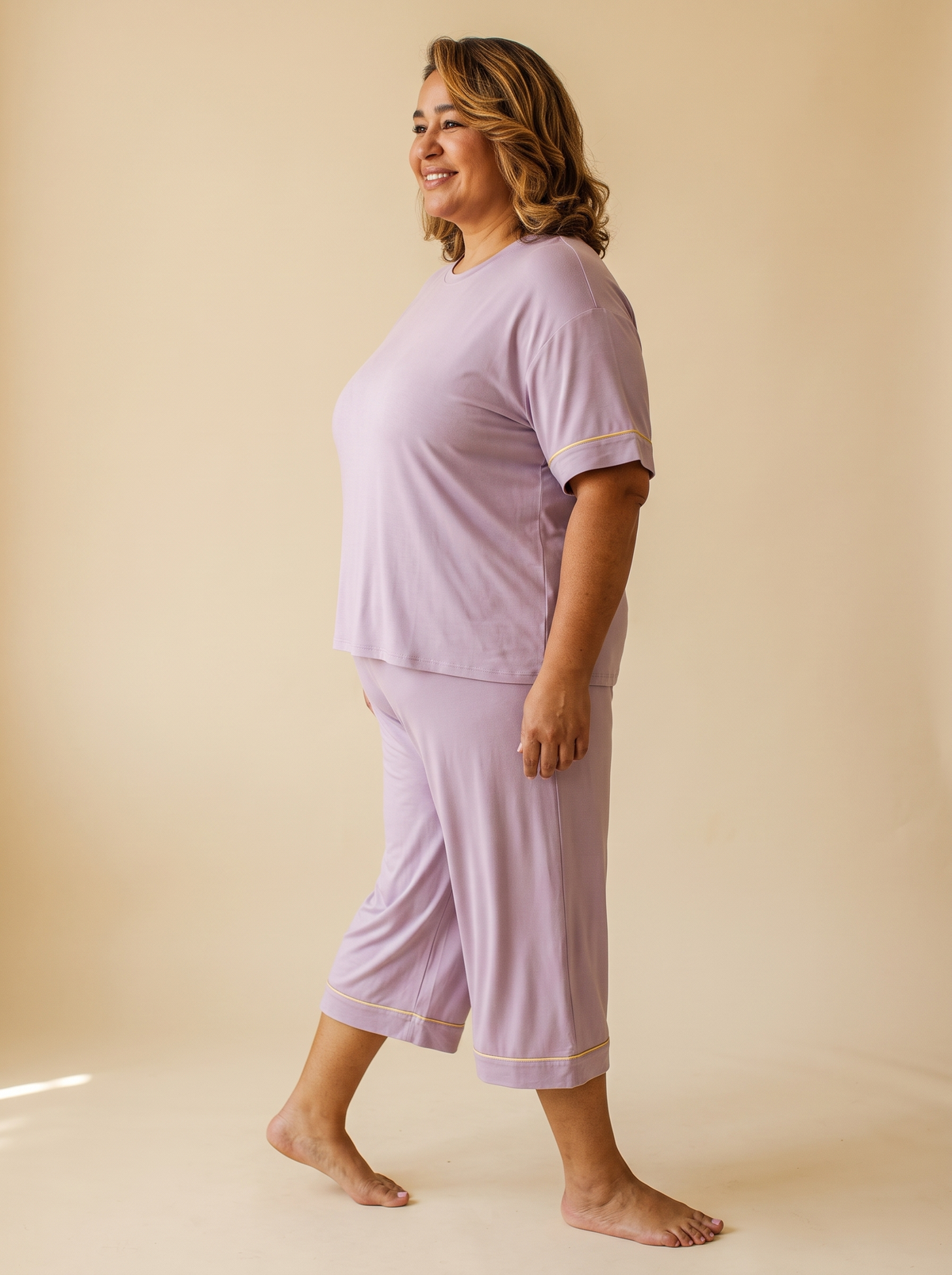 Conjunto Frescor lila de perfil caminando
