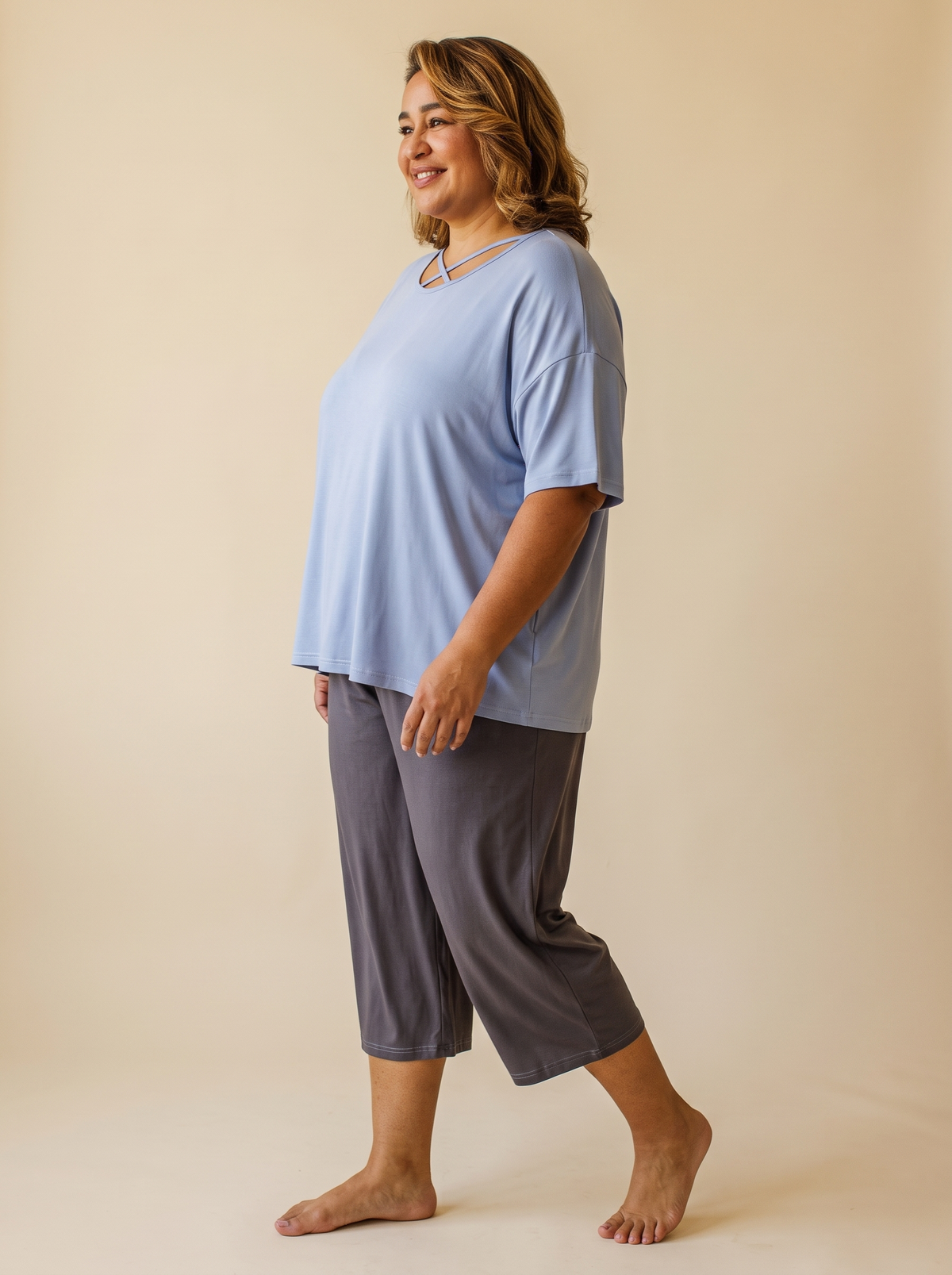 Conjunto Frescor azul y gris de perfil caminando