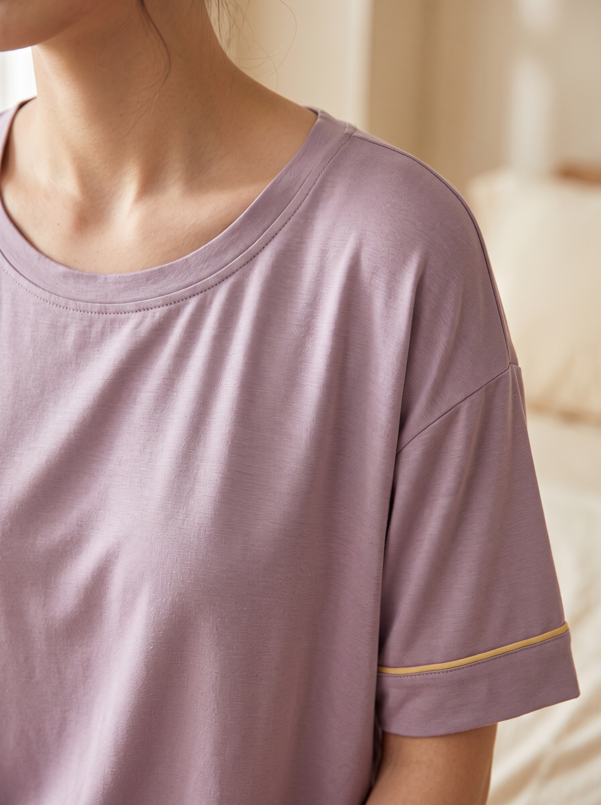 Detalle de la camiseta lila