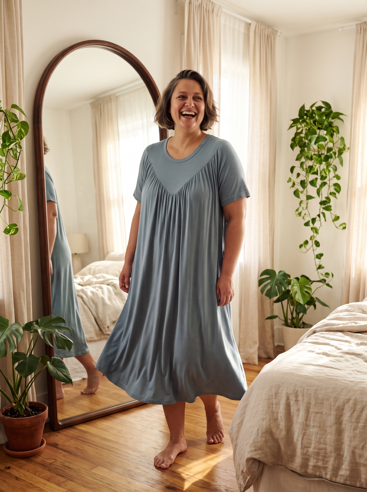 Camisón Frescor azul grisáceo frente al espejo