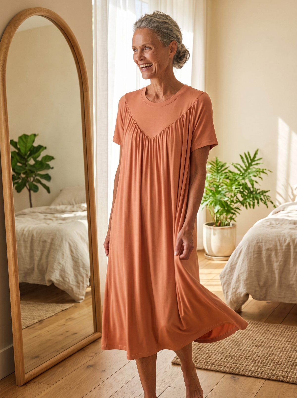Camisón Frescor terracota frente al espejo