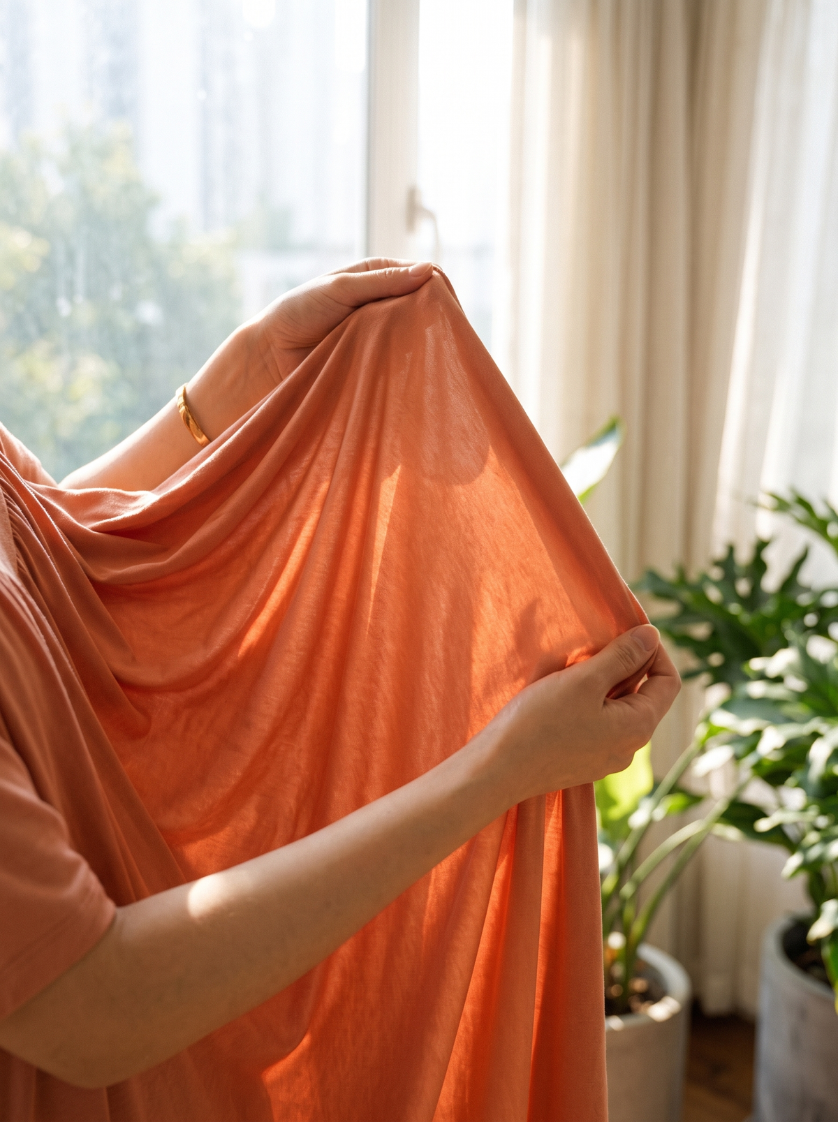 Camisón Frescor terracota tejido transpirable de cerca