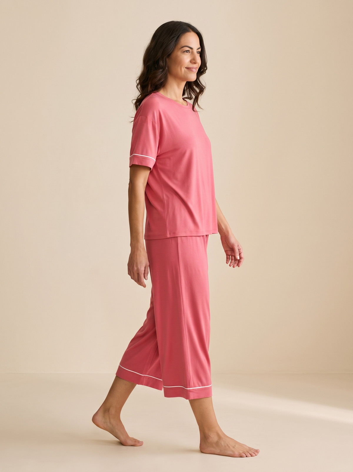 Conjunto Frescor coral de perfil caminando